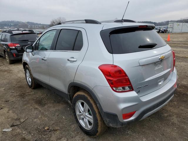 KL7CJPSB8LB039863 - 2020 CHEVROLET TRAX 1LT SILVER photo 2