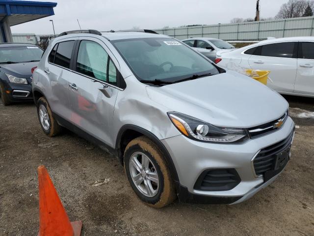 KL7CJPSB8LB039863 - 2020 CHEVROLET TRAX 1LT SILVER photo 4