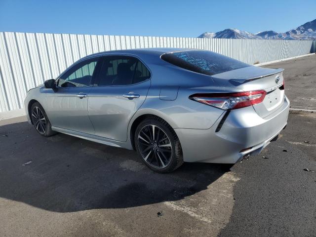 4T1B61HK5JU133975 - 2018 TOYOTA CAMRY XSE SILVER photo 2