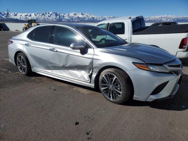 4T1B61HK5JU133975 - 2018 TOYOTA CAMRY XSE SILVER photo 4