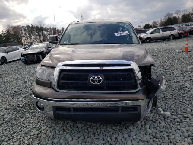 5TFRM5F10AX017351 - 2010 TOYOTA TUNDRA DOUBLE CAB SR5 BROWN photo 5