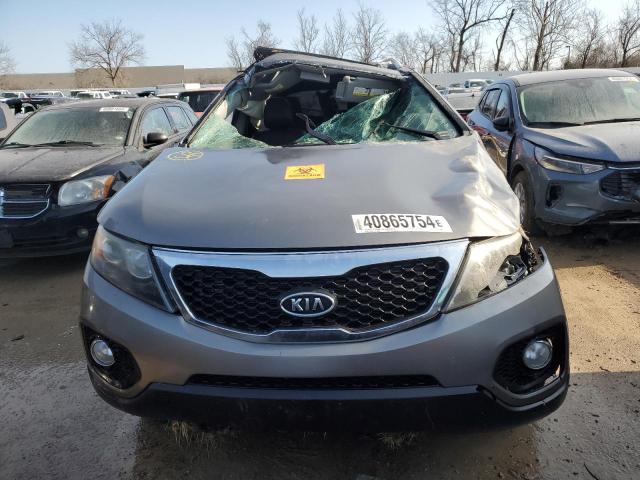 5XYKU4A24BG034461 - 2011 KIA SORENTO EX GRAY photo 5