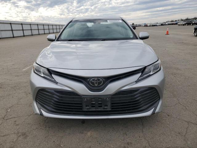 4T1B11HK9JU627626 - 2018 TOYOTA CAMRY L SILVER photo 5