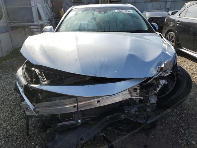 4T1B11HK4JU605680 - 2018 TOYOTA CAMRY L SILVER photo 5