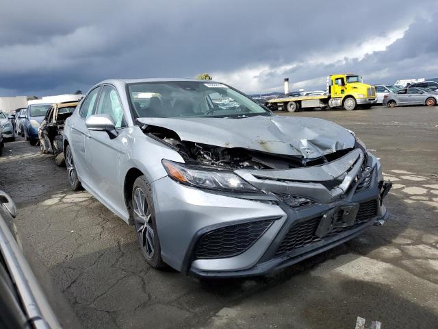 4T1T11AK1NU015585 - 2022 TOYOTA CAMRY SE SILVER photo 4