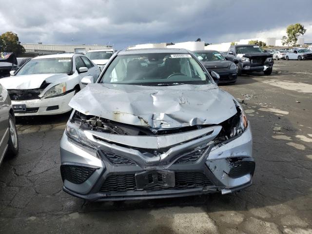 4T1T11AK1NU015585 - 2022 TOYOTA CAMRY SE SILVER photo 5