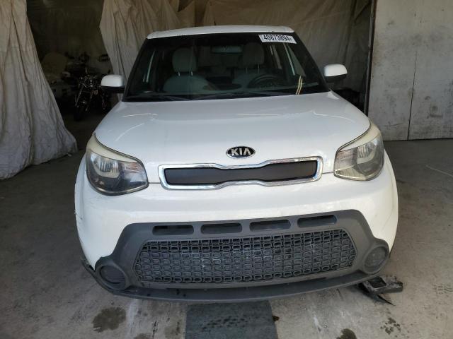 KNDJN2A24F7155569 - 2015 KIA SOUL WHITE photo 5