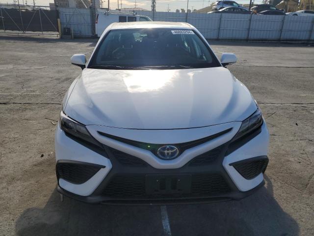 4T1S31AK9RU627576 - 2024 TOYOTA CAMRY SE NIGHT SHADE WHITE photo 5