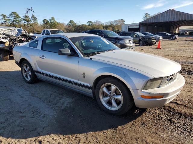 1ZVHT80NX85140959 - 2008 FORD MUSTANG SILVER photo 4