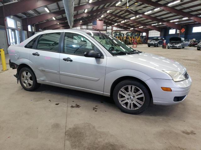 1FAHP34N76W164668 - 2006 FORD FOCUS ZX4 SILVER photo 4