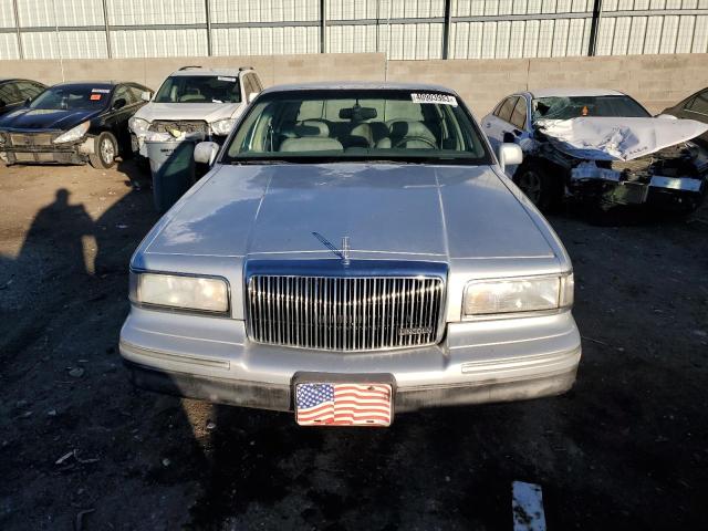 1LNLM82W4VY724764 - 1997 LINCOLN TOWN CAR SIGNATURE SILVER photo 5