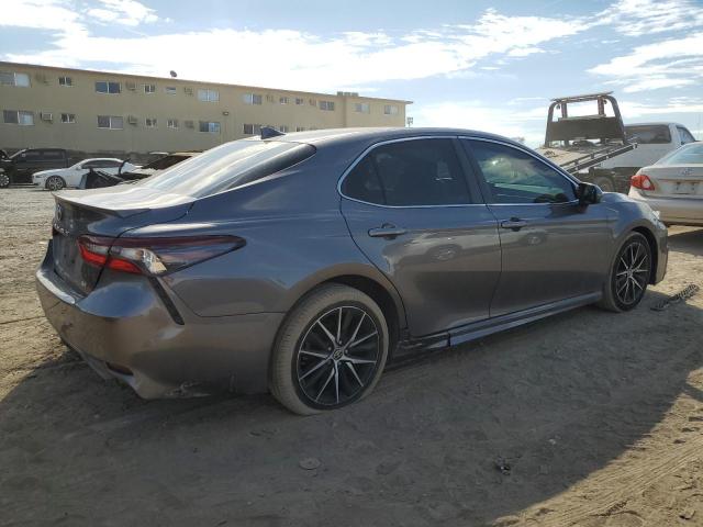 4T1G11AK1MU564901 - 2021 TOYOTA CAMRY SE GRAY photo 3