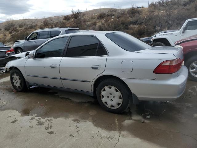 1HGCG6653YA026131 - 2000 HONDA ACCORD LX SILVER photo 2