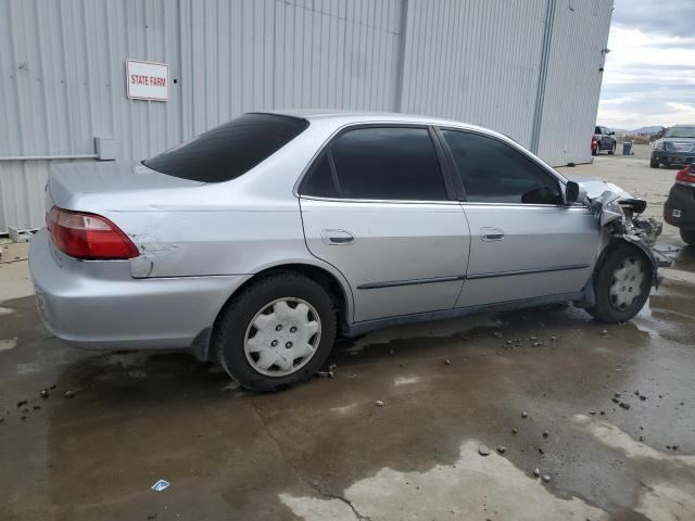 1HGCG6653YA026131 - 2000 HONDA ACCORD LX SILVER photo 3