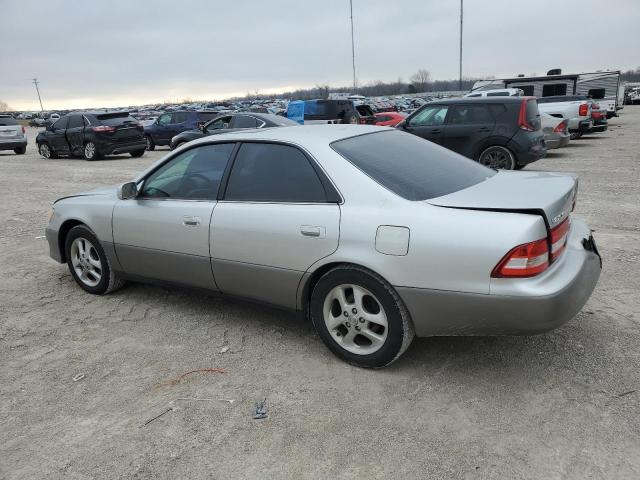 JT8BF28G015110618 - 2001 LEXUS ES 300 SILVER photo 2