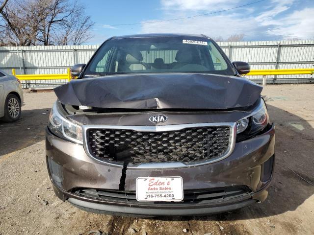 KNDMB5C16H6237128 - 2017 KIA SEDONA LX GRAY photo 5