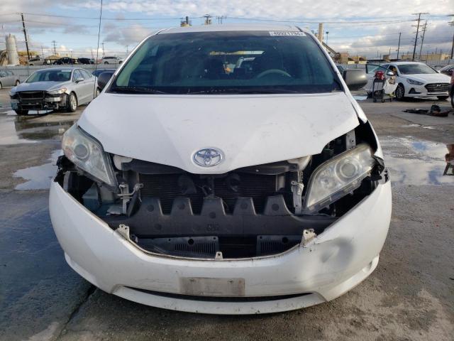 5TDZK3DC8BS004577 - 2011 TOYOTA SIENNA WHITE photo 5