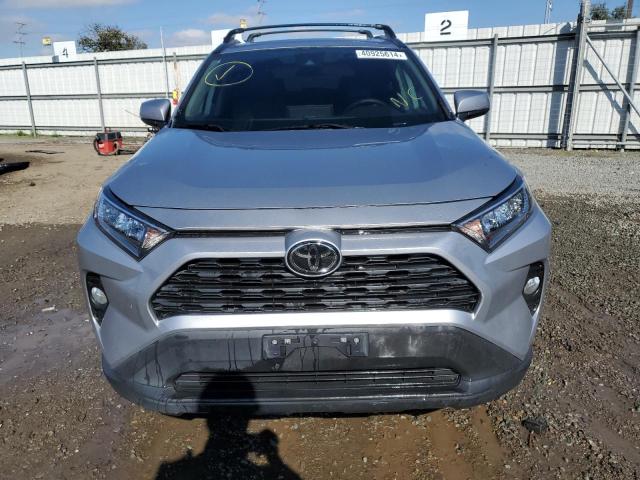 2T3C1RFV4MC111218 - 2021 TOYOTA RAV4 XLE PREMIUM SILVER photo 5