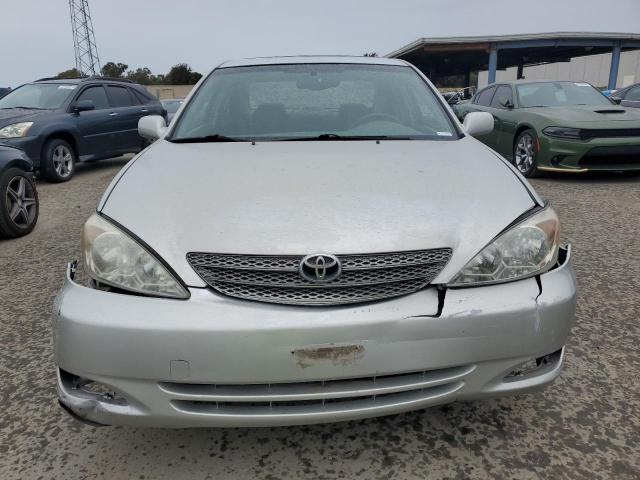 JTDBE32K120016401 - 2002 TOYOTA CAMRY LE GRAY photo 5