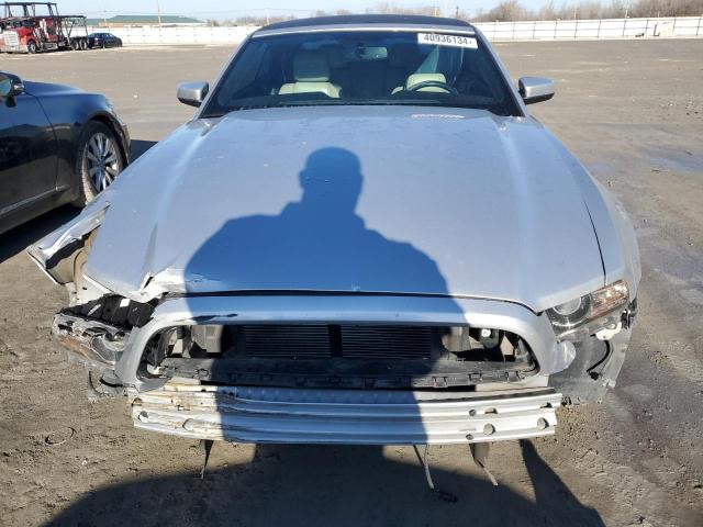 1ZVBP8EM8D5269934 - 2013 FORD MUSTANG SILVER photo 5