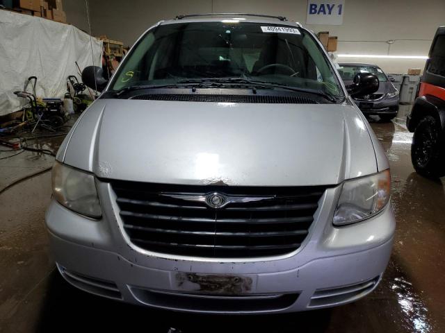 1A4GP45R36B676135 - 2006 CHRYSLER TOWN & COU ვერცხლისფერი ფოტო 5