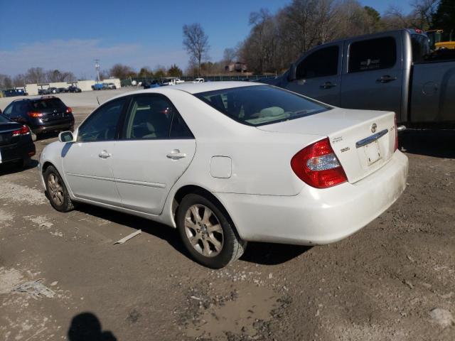 JTDBE32K940245749 - 2004 TOYOTA CAMRY LE WHITE photo 2