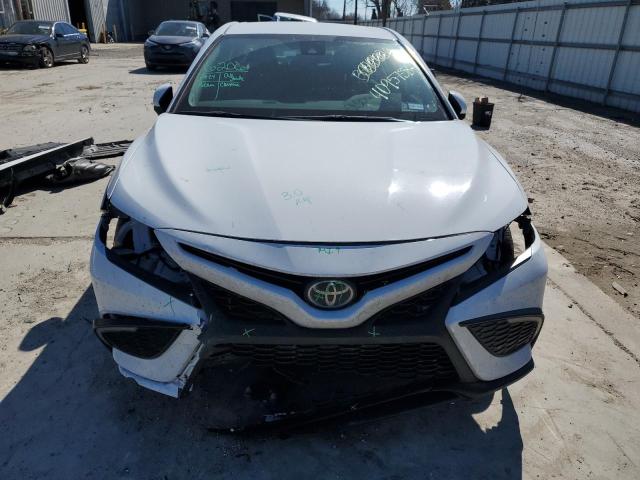 4T1G11AK6PU772647 - 2023 TOYOTA CAMRY SE NIGHT SHADE WHITE photo 5