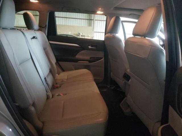 5TDKKRFHXES034939 - 2014 TOYOTA HIGHLANDER XLE 银色 照片 10