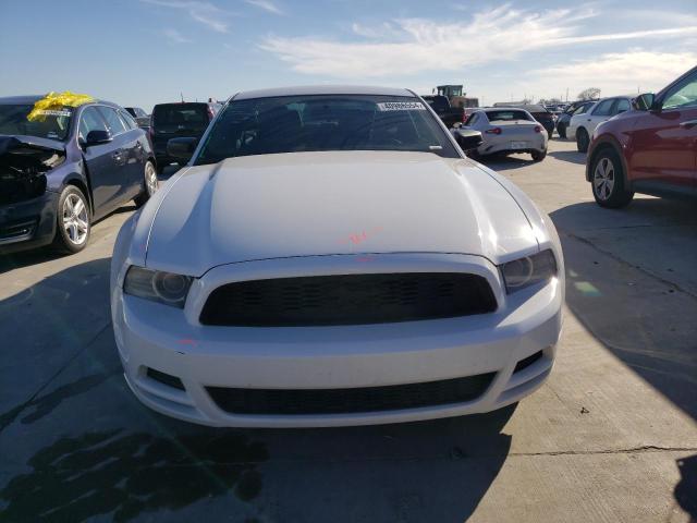 1ZVBP8AM1E5299333 - 2014 FORD MUSTANG WHITE photo 5