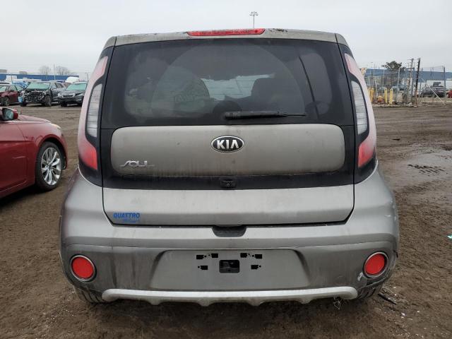 KNDJP3A55J7624302 - 2018 KIA SOUL + GRAY photo 6