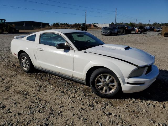 1ZVFT80N965118990 - 2006 FORD MUSTANG WHITE photo 4