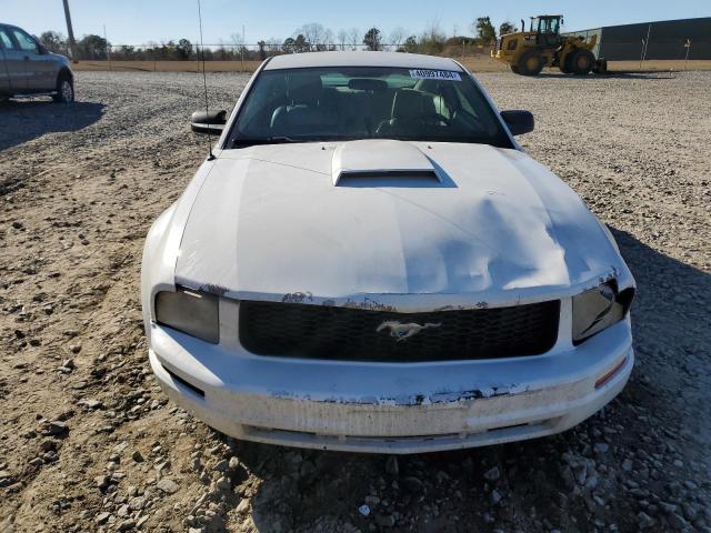 1ZVFT80N965118990 - 2006 FORD MUSTANG WHITE photo 5