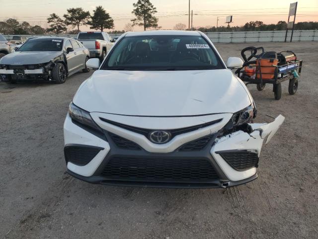 4T1T11AK6RU840799 - 2024 TOYOTA CAMRY SE NIGHT SHADE WHITE photo 5