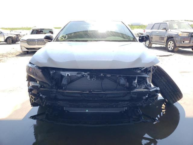 4T1T11AK4PU754176 - 2023 TOYOTA CAMRY SE NIGHT SHADE SILVER photo 5