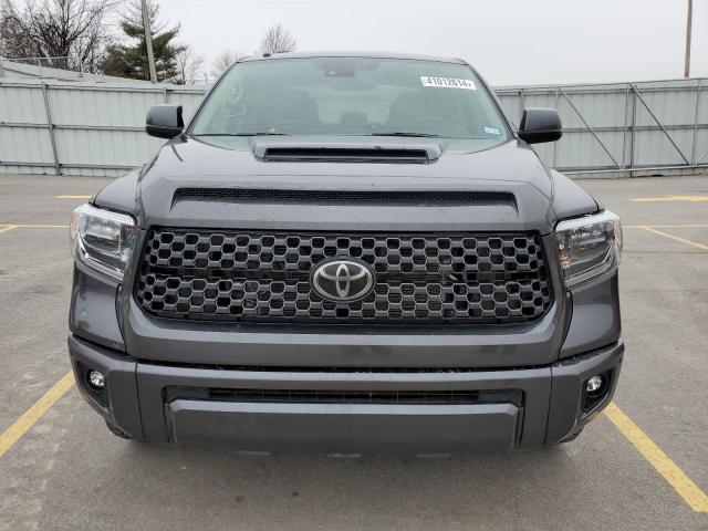 5TFDW5F16JX742943 - 2018 TOYOTA TUNDRA CREWMAX SR5 GRAY photo 5