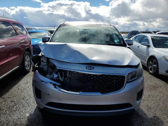 KNDMB5C17G6124884 - 2016 KIA SEDONA LX SILVER photo 5