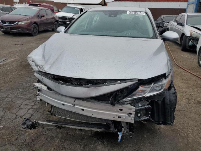 4T1C11AK9NU656418 - 2022 TOYOTA CAMRY LE SILVER photo 5