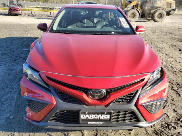 4T1G11AK2PU156136 - 2023 TOYOTA CAMRY SE NIGHT SHADE RED photo 5