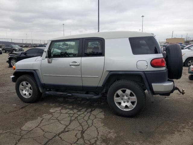 JTEBU11F570023074 - 2007 TOYOTA FJ CRUISER SILVER photo 2