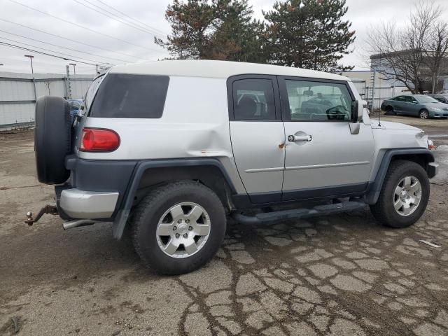 JTEBU11F570023074 - 2007 TOYOTA FJ CRUISER SILVER photo 3