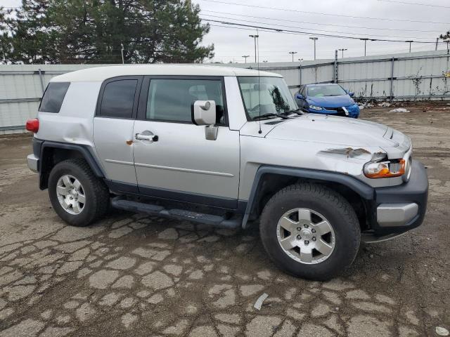 JTEBU11F570023074 - 2007 TOYOTA FJ CRUISER SILVER photo 4