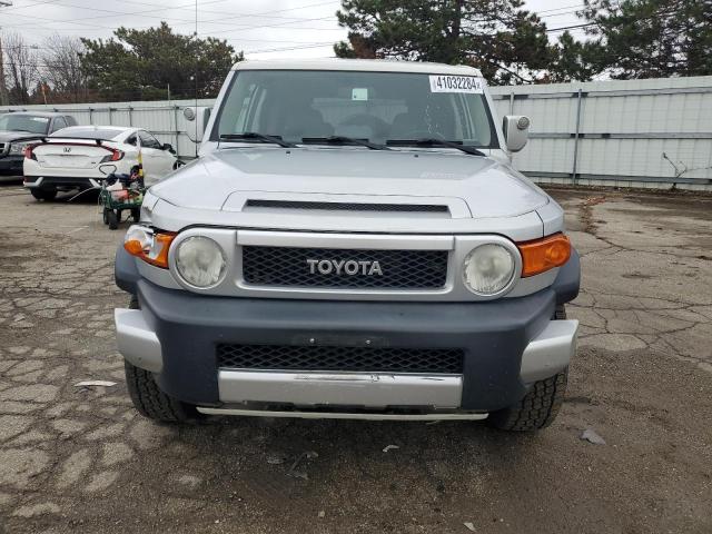 JTEBU11F570023074 - 2007 TOYOTA FJ CRUISER SILVER photo 5