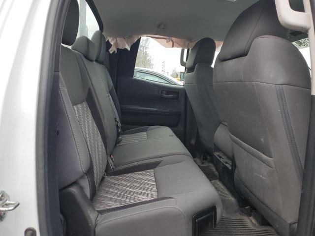 5TFCY5F1XJX023684 - 2018 TOYOTA TUNDRA DOUBLE CAB SR/SR5 WHITE photo 10