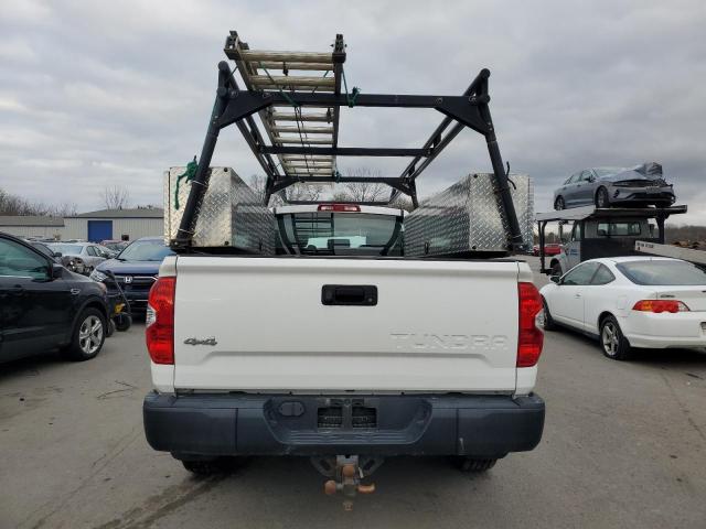 5TFCY5F1XJX023684 - 2018 TOYOTA TUNDRA DOUBLE CAB SR/SR5 WHITE photo 6