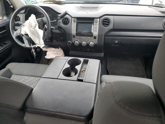 5TFCY5F1XJX023684 - 2018 TOYOTA TUNDRA DOUBLE CAB SR/SR5 WHITE photo 8