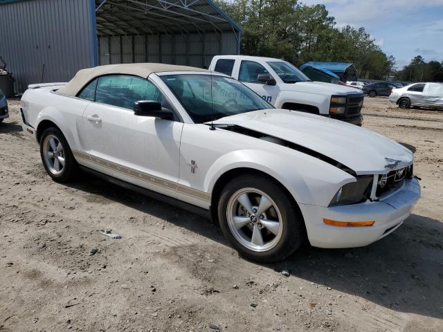 1ZVFT84N175269799 - 2007 FORD MUSTANG WHITE photo 4