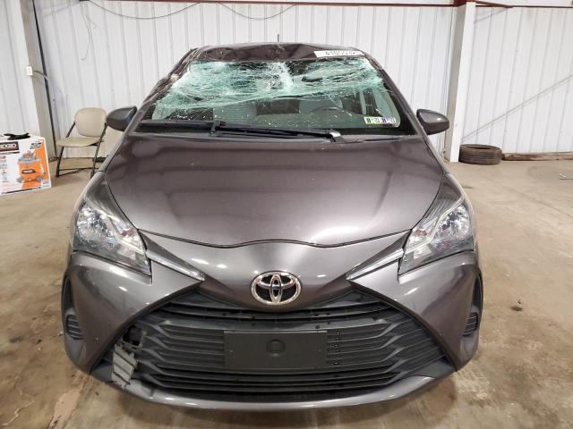 VNKKTUD3XJA095956 - 2018 TOYOTA YARIS L GRAY photo 5