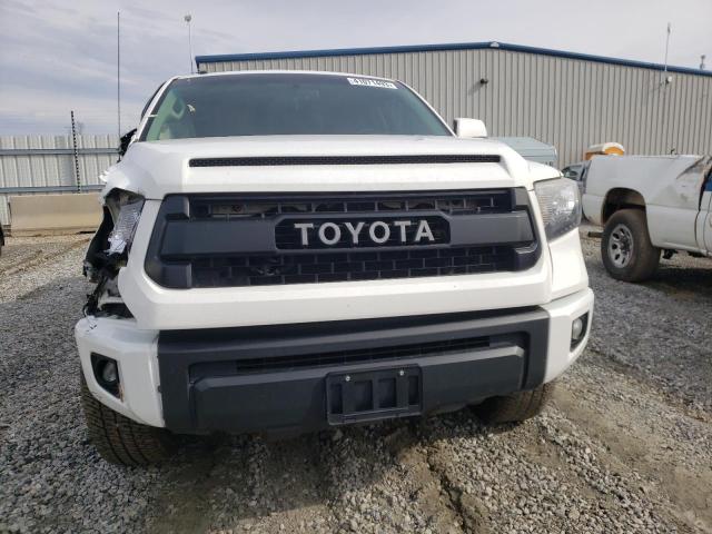 5TFDW5F13HX601449 - 2017 TOYOTA TUNDRA CREWMAX SR5 WHITE photo 5