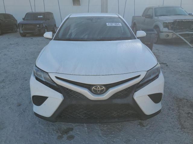 4T1B11HK0JU638711 - 2018 TOYOTA CAMRY L WHITE photo 5