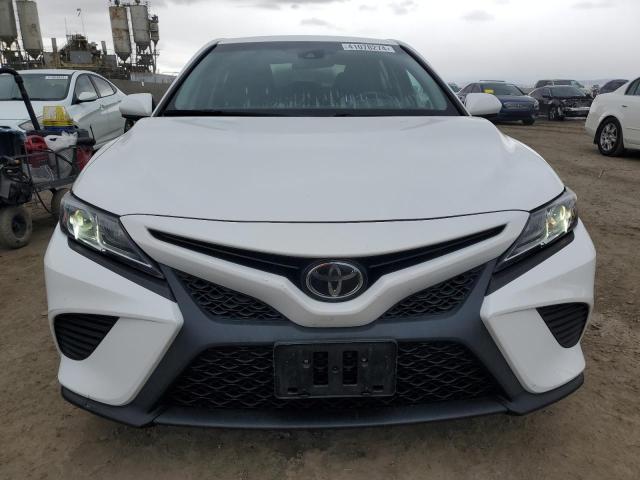 4T1B11HK8JU132169 - 2018 TOYOTA CAMRY L WHITE photo 5